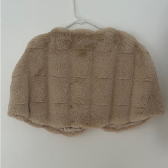 Tan Faux Fur Cape with Brooch - Picture 3 of 4